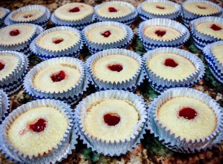 White Chocolate Strawberry Cupcakes-1002